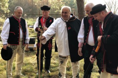 Tree of Peace at cemetery, men from Orava in traditional costumes