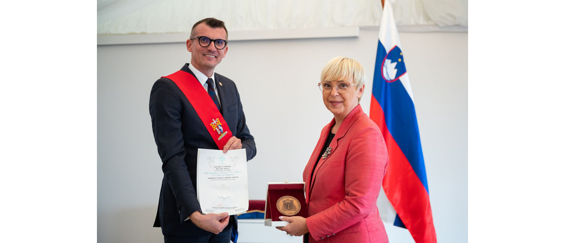 predsednica-Republike-Slovenije-Nataša-Pirc-Musar-Marek-Sobola-Servare-et-Manere-Tree-of-Peace-Memorial-Plaque